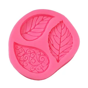 Molde detallado de silicona rosa con tres patrones de hojas para decoración de pasteles.