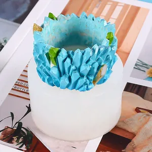 Vue détaillée du moule en silicone avec pot en résine de géode de cristal fini