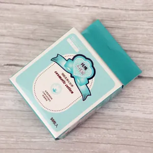 Detaillierte Ansicht einer 50er-Box weicher Kosmetik-Wattepads zur Make-up-Entfernung