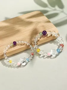 Vue macro détaillée d'un bracelet étoile en quartz clair avec des perles colorées