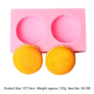 Gedetailleerd overzicht van roze 3D-macaron siliconen mal met twee gele afgewerkte modellen