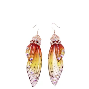 Elegante lange Schmetterlingsflügel-Ohrringe mit buntem Farbverlauf und Strasssteinen.