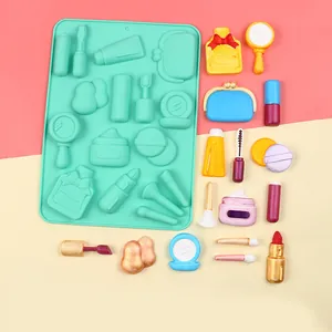 Molde de silicona verde azulado con formas de fondant con temática de maquillaje terminadas