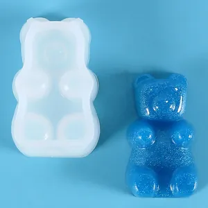 Detalle del molde de silicona de osito con muestra de resina azul