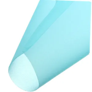 Primo piano della trama del materiale della sac à poche in silicone azzurro traslucido