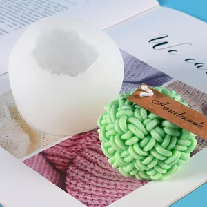 Gedetailleerd overzicht van een 3D-wolbal siliconen mal en afgewerkte groene kaars