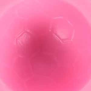 Vista macro della trama dettagliata del pallone da calcio su uno stampo in silicone