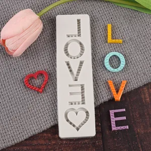 Λεπτομερής άποψη καλουπιού σιλικόνης LOVE με καρδιά και έγχρωμα τελικά δείγματα