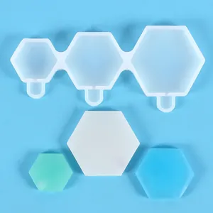 Détail du moule à sucettes hexagonal en silicone avec pièces en résine colorées