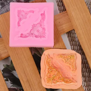 Dettaglio di stampi in silicone con motivi floreali a rilievo in stile europeo decorati
