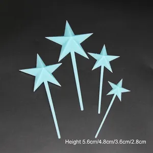 Quatre tailles de décorations de gâteau en étoile 3D bleu clair pour anniversaires.