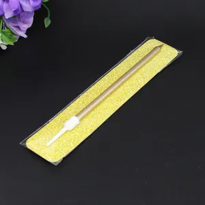Detailansicht einer metallisch goldenen Geburtstagskerze in Bleistiftform mit Glitzer.