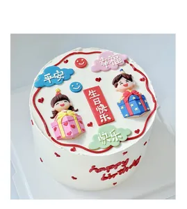 Dettaglio di decorazioni per torta in gomma morbida con personaggi