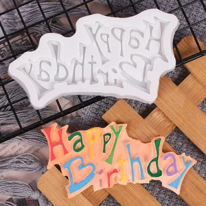 Dettaglio stampo in silicone Happy Birthday con decorazione per torta in fondente colorato