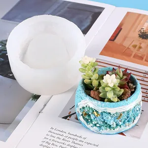 Vue détaillée d'un moule en silicone pour pots de succulentes en grotte de cristal.
