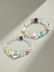 Détail macro de bracelets en cristal blanc avec perles étoilées et pierres colorées
