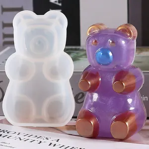 Detalle del molde de silicona para ositos y de un oso de resina violeta brillante.