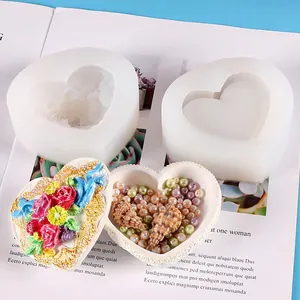 Detalle de los moldes de silicona en forma de corazón para caja de rosas DIY y resina