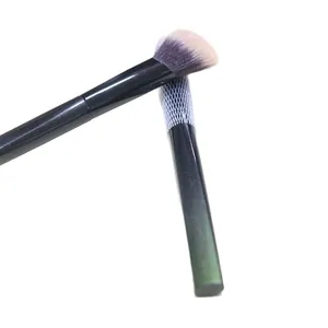Pennello fard angolato M65 professionale con setole sintetiche morbide per un trucco naturale.