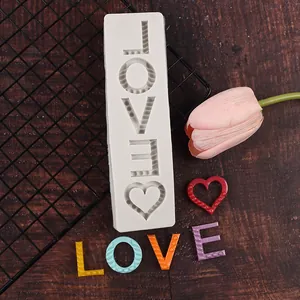 Λεπτομέρεια καλουπιού σιλικόνης LOVE με έγχρωμα γράμματα για διακόσμηση τούρτας
