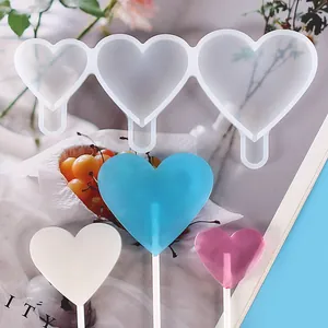 Moule en silicone cœur pour sucettes avec bonbons finis bleus blancs et roses pour le bricolage
