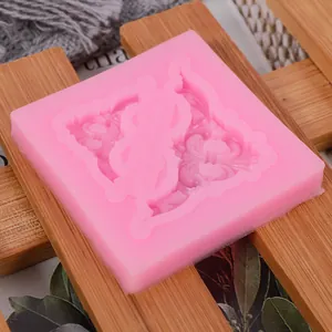 Dettaglio macro di uno stampo in silicone rosa con intricato motivo a fiori in rilievo europeo