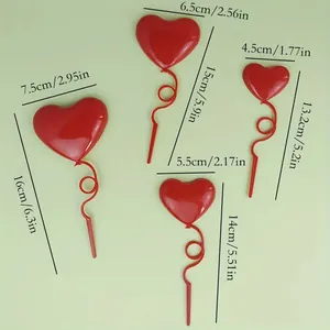 Quatre décorations de gâteau en cœur rouge avec tiges spirales et dimensions en cm et pouces