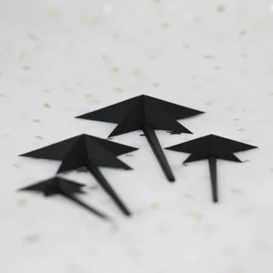 Vue détaillée de décorations de gâteau en forme d'étoile noire 3D pour anniversaire