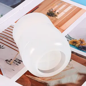 Close-up van een witte siliconen opbergpotvorm voor DIY kristallen epoxyhars werk