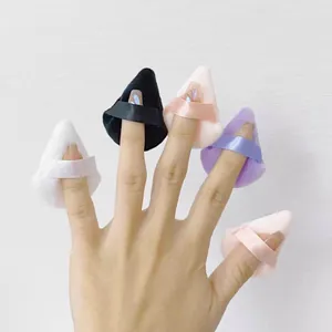Primer plano de mini borlas de polvo triangulares de colores para maquillaje de precisión