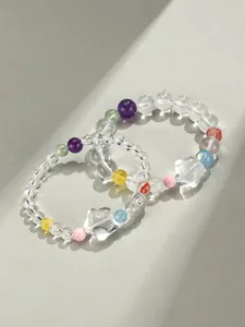 Vue détaillée de bracelets en cristal clair avec perles colorées et motif étoile