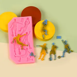 Dettaglio dello stampo in silicone a tema calciatore con figure modellate gialle e blu.