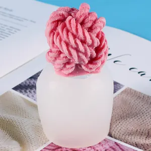 Gedetailleerde weergave van 3D-wolbaltextuur op een kaars gemaakt met DIY-siliconenvorm