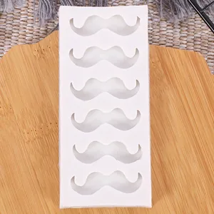 Vue détaillée du moule en silicone blanc avec six cavités en forme de moustache