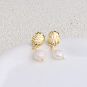 Eleganti orecchini a perno dorati con perle d'acqua dolce bianche pendenti, vista dettagliata.