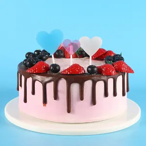 Vue détaillée de trois décorations de gâteau en chocolat en forme de cœur bricolage
