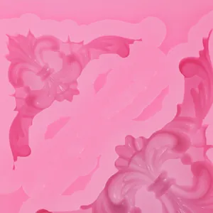 Dettaglio ravvicinato dello stampo in silicone rosa con motivi a rilievo in stile europeo.