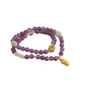 Elegante bracciale doppio in ametista con ciondolo arachide dorato e perle di giada