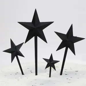 Vue détaillée de décorations de gâteau étoiles 3D noires sur un gâteau d'anniversaire