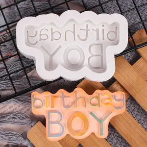 Vista dettagliata dello stampo in silicone birthday BOY con decorazione per torte finita