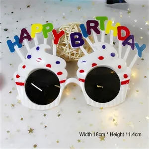 Vue rapprochée de lunettes de fête d'anniversaire en forme de cupcake de 18 cm sur 11,4 cm