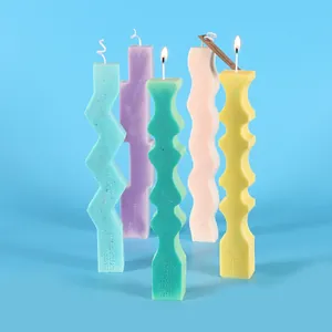 Ensemble de bougies parfumées géométriques irrégulières aux formes de vagues et zigzags