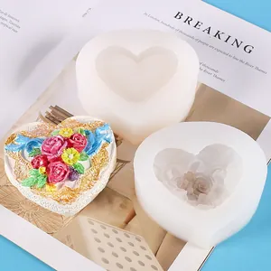 Vista detallada de moldes de silicona de rosa en forma de corazón para velas DIY