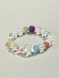 Détail d'un bracelet en cristal blanc avec des perles colorées et un pendentif étoile central