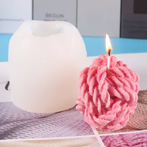 Detail van 3D siliconen mal voor gebreide garenbal kaars en afgewerkte roze kaars.