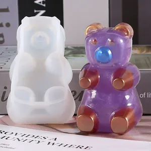 Detalle de molde de silicona de oso y colgante de oso de resina morada
