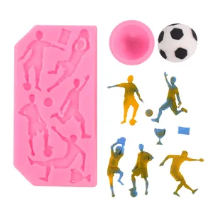 Stampo in silicone rosa dettagliato per decorazioni per torte di calcio e modelli finiti.