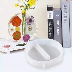 Detalle del molde de silicona redondo para florero de resina DIY con tubo de vidrio