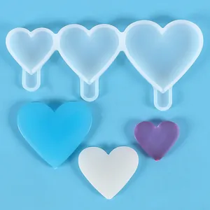 Vue détaillée d'un ensemble de moules en silicone en cœur avec des pièces en résine