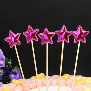Detalle de adornos para pasteles en forma de estrella rosa brillante para cumpleaños.